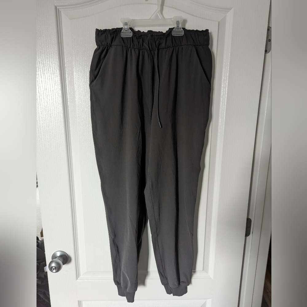 EUC Lululemon Keep Moving Jogger size 8 rip tag attached